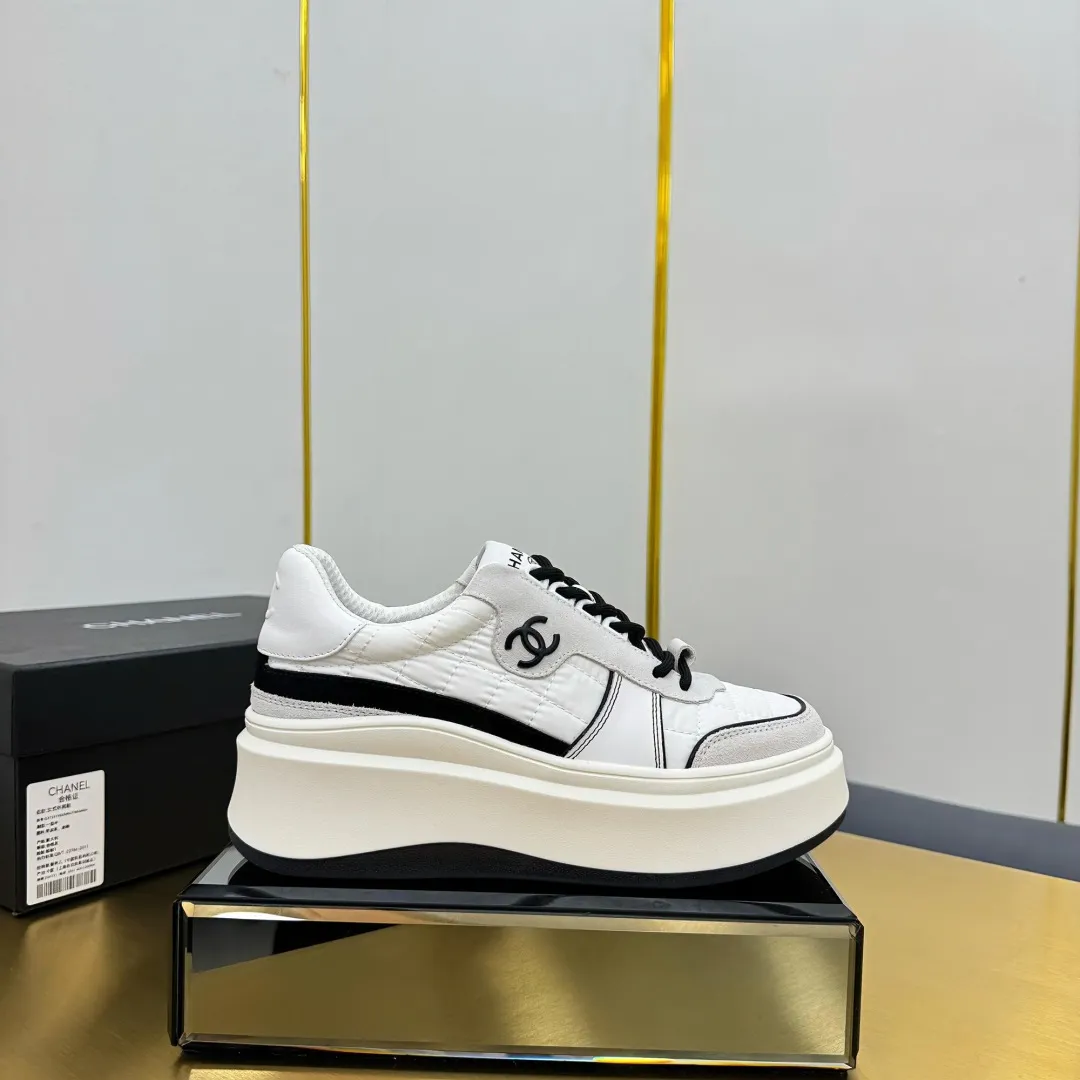 👟👟Ex-factory price 600👟👟 Upgraded version, upgraded version, upgraded version! No rebuttal accepted! ! ! ! Chanel Chanel panda shoes! 2025 counter's top casual sports shoes. This classic design; the upper is electro-embroidered with a variety of techniques; the outsole is fashionable and sporty; the unusual inclusion of a variety of color matching elements... The diversified mix and match is very good-looking and versatile, and can be used for leisure, fashion, sports, and outdoor... ꫛꫀꪝ Go➫ Materials: ❶Upper made of: original imported first-layer silk cowhide + original waterproof cloth + original first-layer cowhide ❷Inner lining: Original Yangli+Net ❸Outsole based on: Original TPU combination outsole Counter boutique packaging complete set for women 35–41 👉 👉